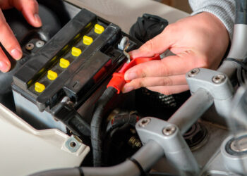 Cómo cuidar la batería de su motocicleta