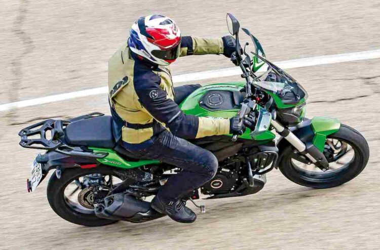 Prueba / Bajaj Dominar 400 / Navaja suiza