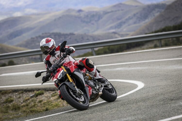 Cómo tomar curvas en moto