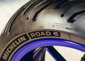 ¿Qué presión deben llevar los neumáticos de una moto?