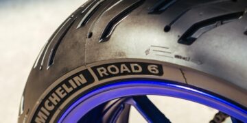 ¿Qué presión deben llevar los neumáticos de una moto?