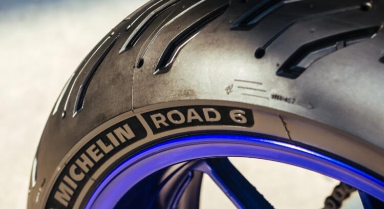 ¿Qué presión deben llevar los neumáticos de una moto?