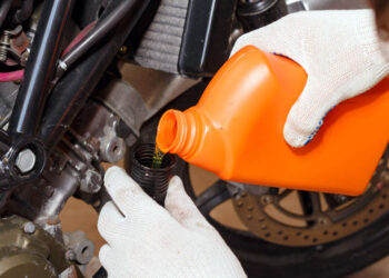 Cómo cambiar el aceite de tu motocicleta y cuándo hacerlo