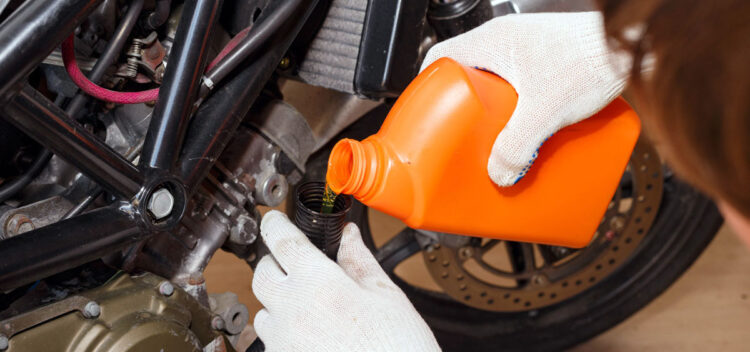 Cómo cambiar el aceite de tu motocicleta y cuándo hacerlo