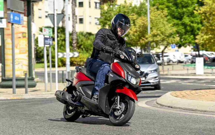 Prueba / Yamaha RayZR / La ciudad es su hogar