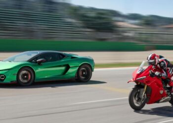 Lamborghini Temerario vs. Ducati Panigale V4 | Desafío hasta la última centésima