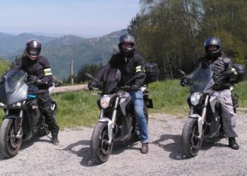 Tres motos eléctricas Zero completan la ruta Rider 300