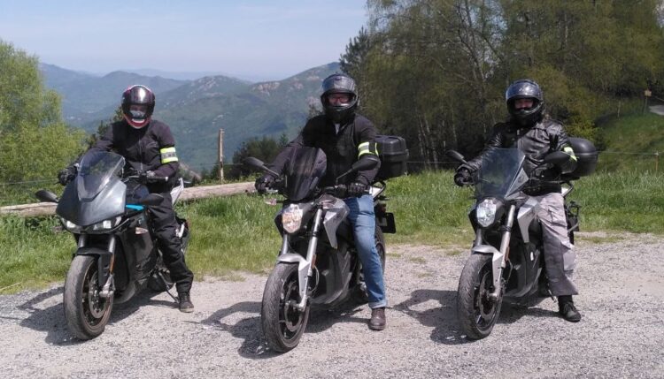 Tres motos eléctricas Zero completan la ruta Rider 300