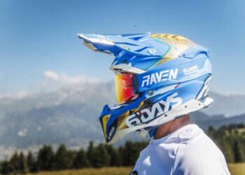 Airoh presenta el nuevo AVIATOR III 6DAYS ITALIA 2025