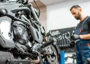 ¿Cada cuántos kilómetros se debe hacer la revisión de la moto?