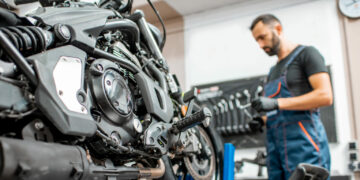 ¿Cada cuántos kilómetros se debe hacer la revisión de la moto?