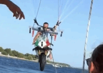 Excentricidades: Parasailing con una Panigale V4 Tricolore