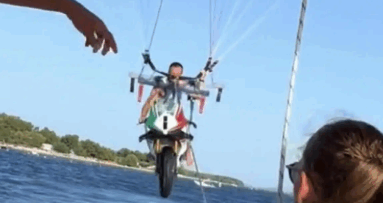 Excentricidades: Parasailing con una Panigale V4 Tricolore