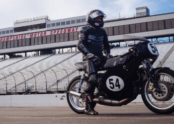 Yamaha RD400 | Renace para las Carreras Clásicas