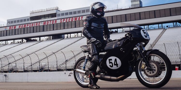 Yamaha RD400 | Renace para las Carreras Clásicas