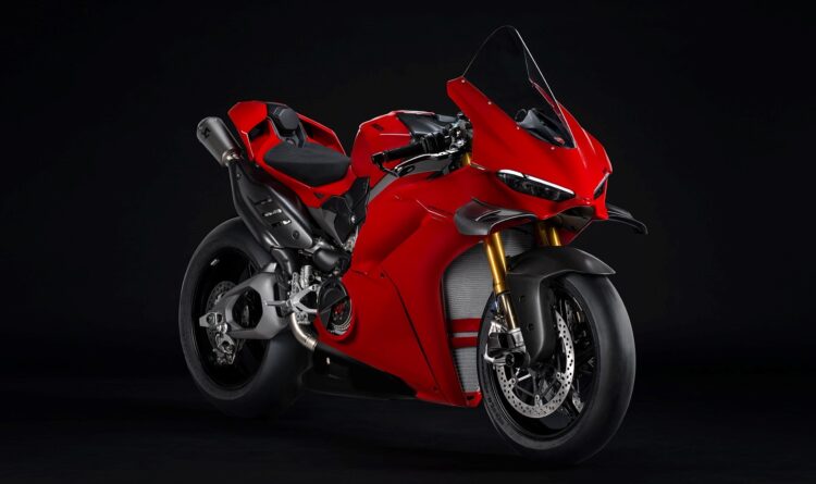 Preparadas para dominar los circuitos: las Panigale V4 y V2 con accesorios Ducati Performance